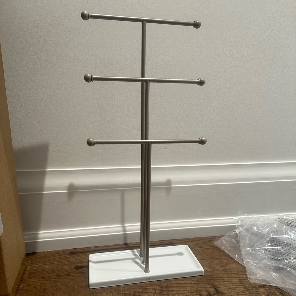 Brand new in original packaging Umbra Trigem jewelry stand.